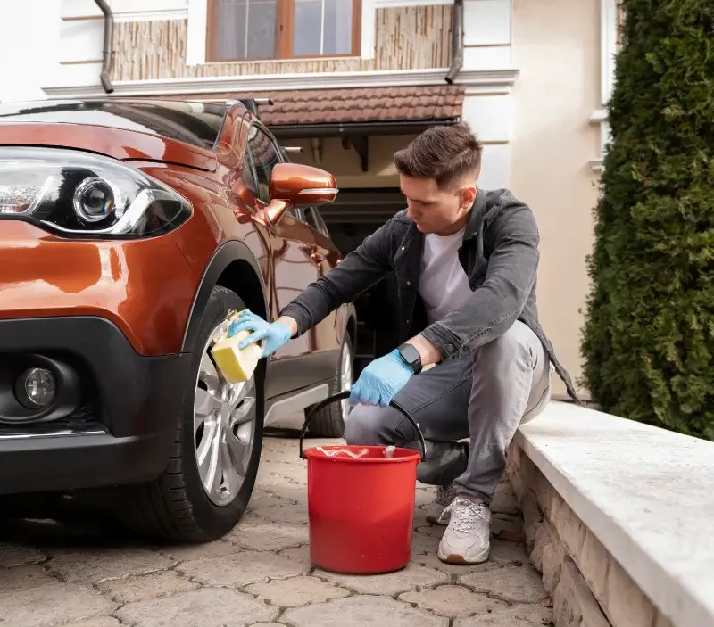 Lavage auto à domicile Saint-Jean-de-Marsacq : professionnel intervenant sur un véhicule